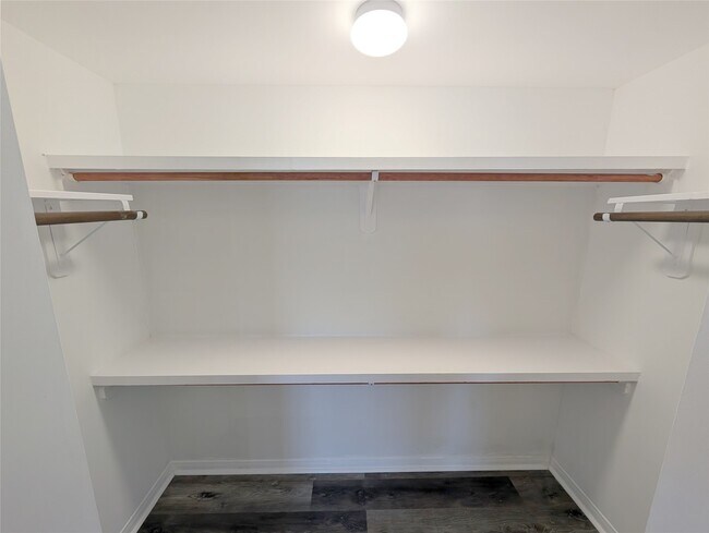 Building Photo - 2101 Fountain View Dr