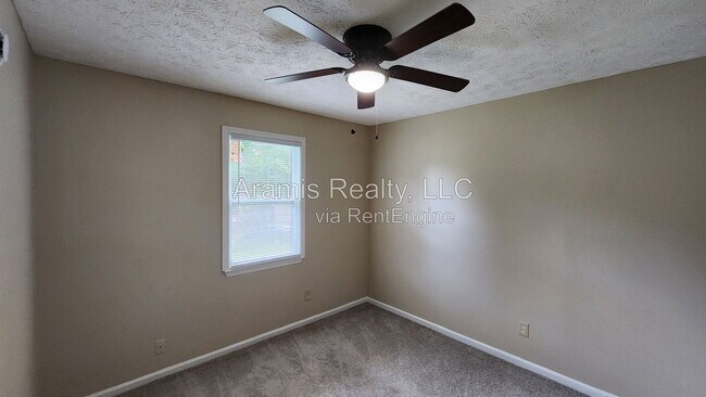 Building Photo - 1050 Greendale Ln