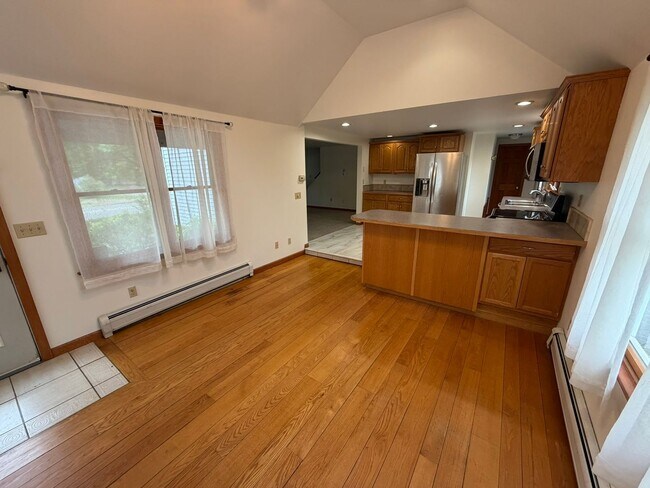 Building Photo - Beautiful 4 Bed / 2 Bath, Single Family Home. Close to Downtown Northampton!