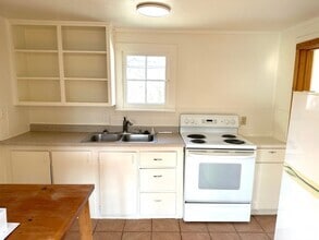 Building Photo - 1-Bedroom Cottage on Bench
