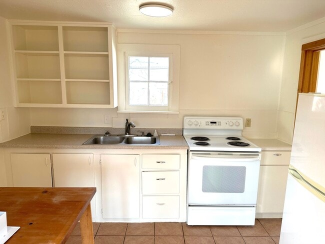 Primary Photo - 1-Bedroom Cottage on Bench