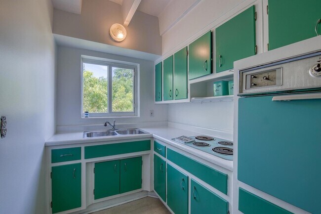 Building Photo - 1520 Lake Ave