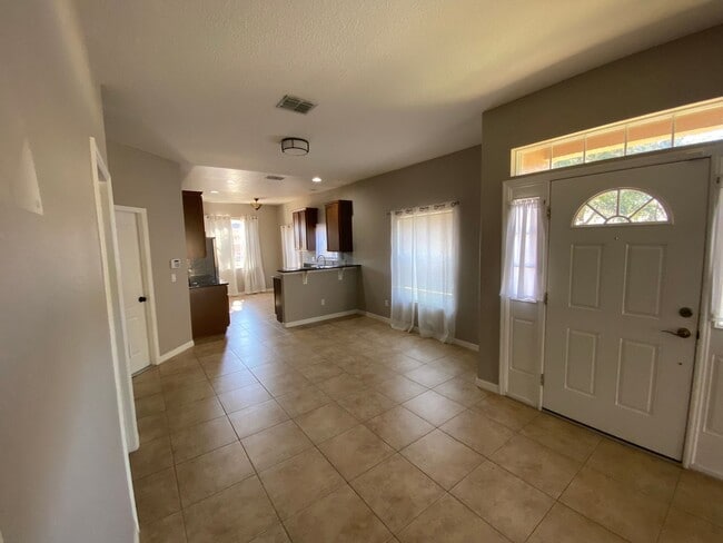 Building Photo - Lovely Carriage Home in Deland