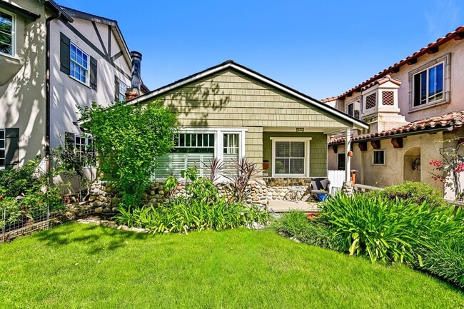 Building Photo - Furnished Master Suite Near Manhattan Beach! All Utilities & Internet Included!