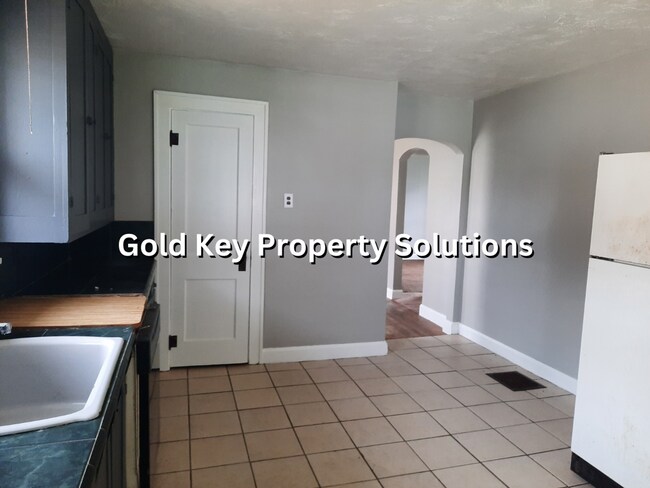 Building Photo - Large 2 BR 1 BA House with Family Room, Ba...