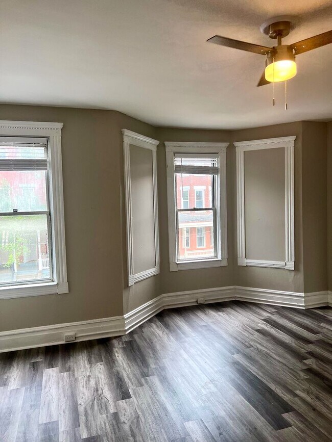 Building Photo - *** Apartment in South Oakland * Spacious & Renovated * Pet Friendly * Walk to Pitt * Exposed Bri...