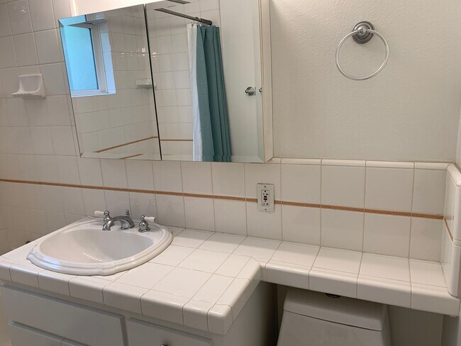 Building Photo - Charming 3+1 Canyon Country Cutie Nestled in the Hills!