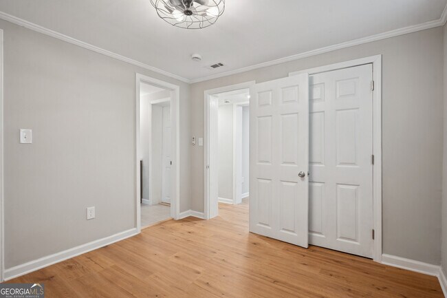 Building Photo - 1335 E Washington Ave