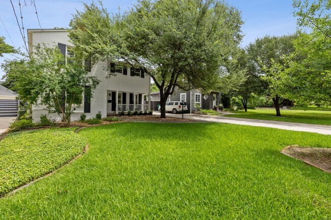 Building Photo - CHARMING 3-BEDROOM IN THE HEART OF ALAMO HEIGHTS