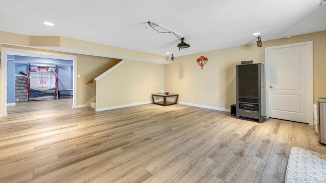 Building Photo - 303 Gateview Dr