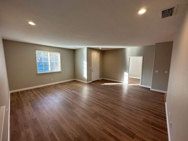 Building Photo - Gorgeous Open Single Story Floorplan  in t...