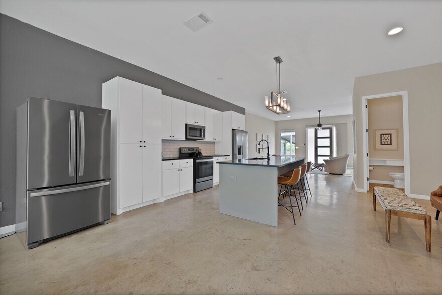 Building Photo - 4633 Calmont Ave