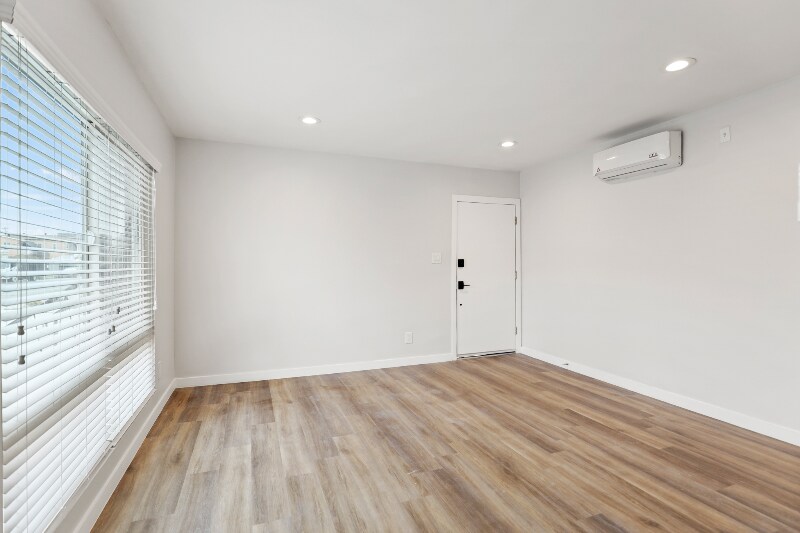Building Photo - 1358 W 36th St