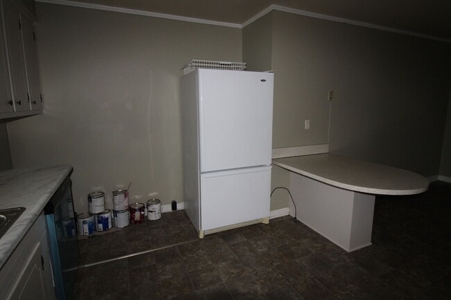 Building Photo - Conveniently Located Duplex