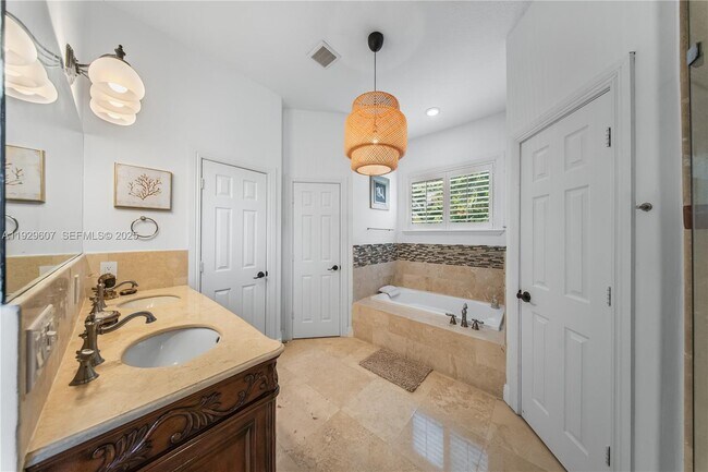 Building Photo - 3922 SW 60th Ave