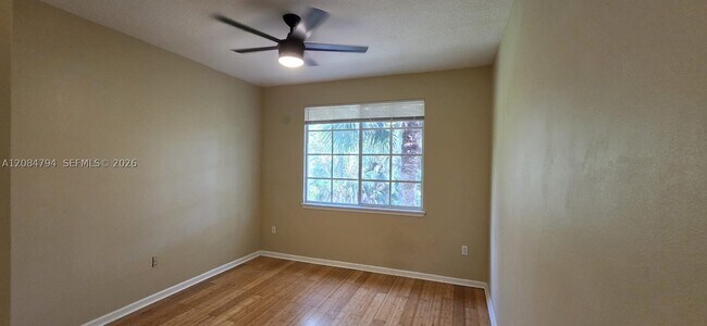 Building Photo - 2212 Myrtlewood Cir E