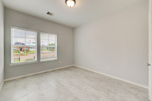 Building Photo - 6302 Provident Green Dr