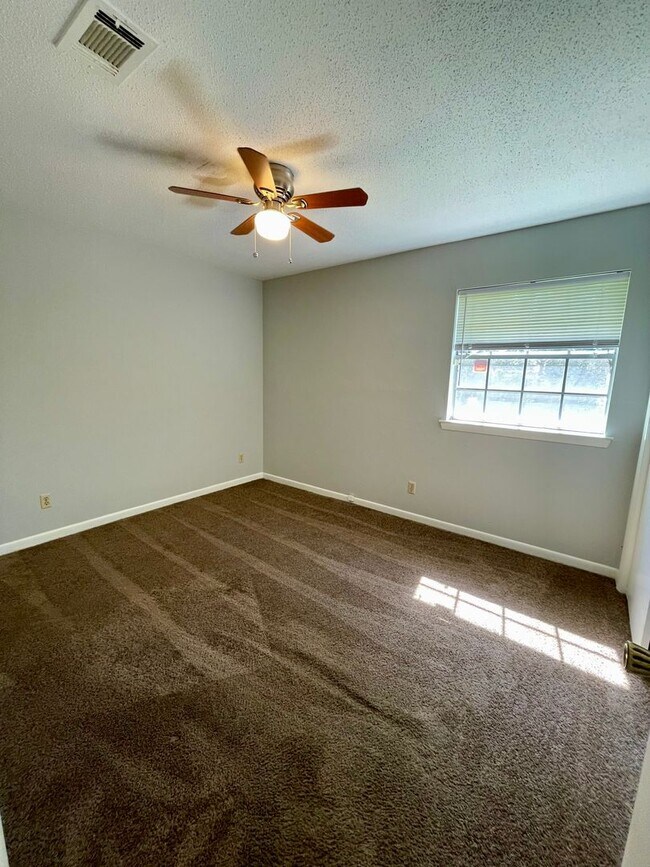 Building Photo - 29 E Laramie Dr