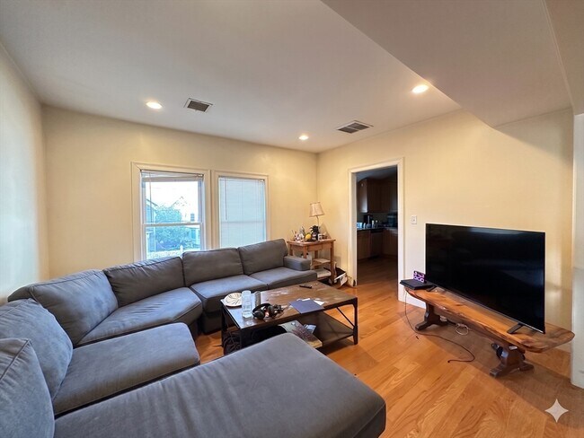 Building Photo - 50 Carleton St