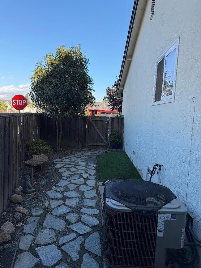 Building Photo - 3415 Isherwood Pl