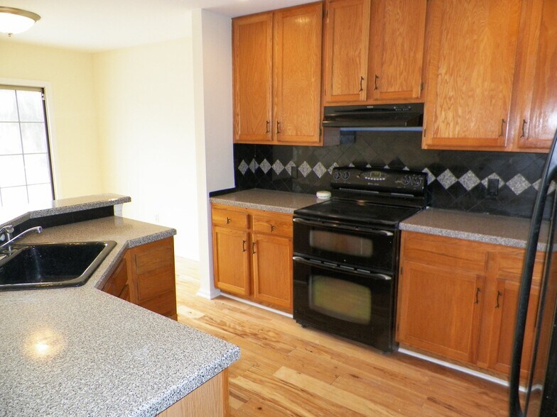 Building Photo - 5077 Rosewood Dr