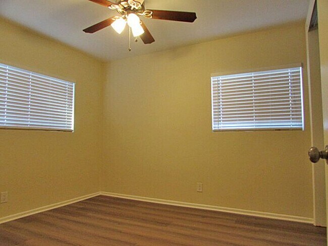 Building Photo - 4BR/2BA house with fenced backyard in South Redlands