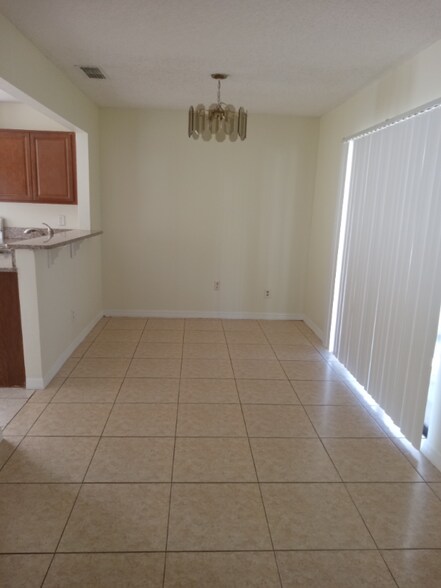 Building Photo - 761 Maderia Ct