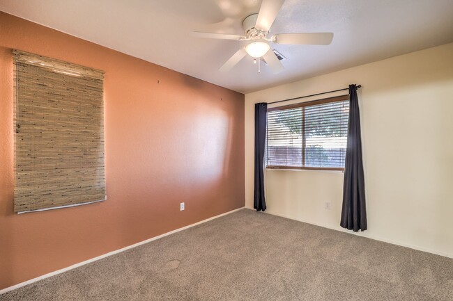 Building Photo - "Embrace Comfort and Style: Spacious 3-Bed...