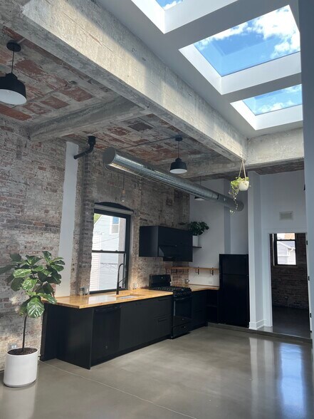 Building Photo - 1702 W 19th St