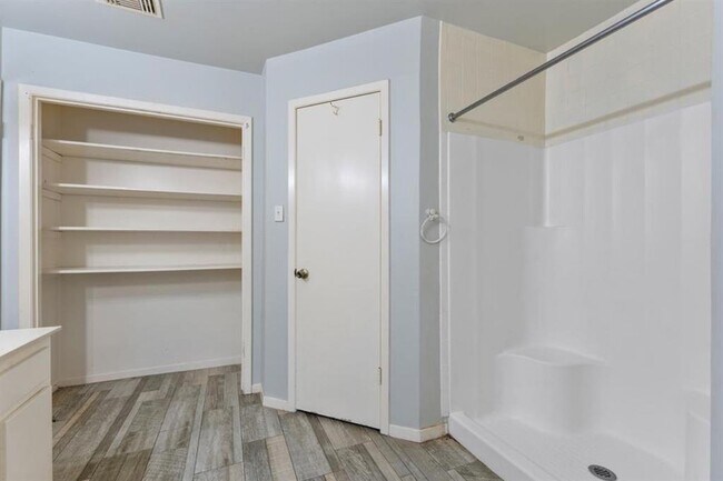 Building Photo - 3710 Fernview Dr