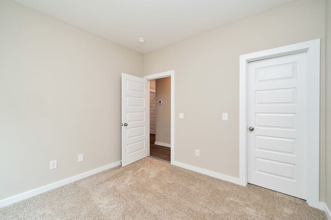 Building Photo - 5500 Blue Jay Cir