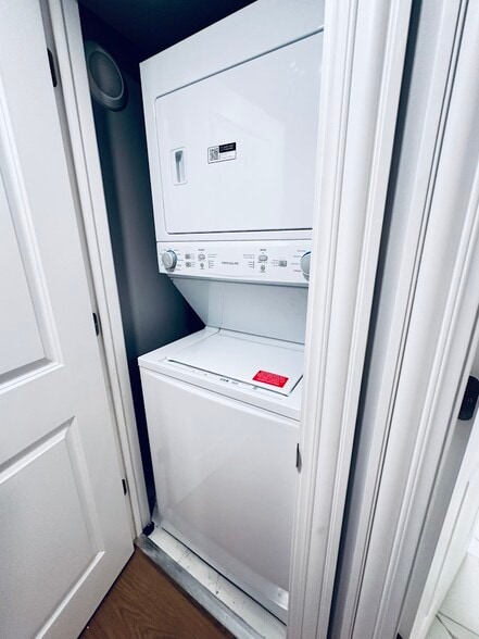 Building Photo - 901 W Agatite Ave