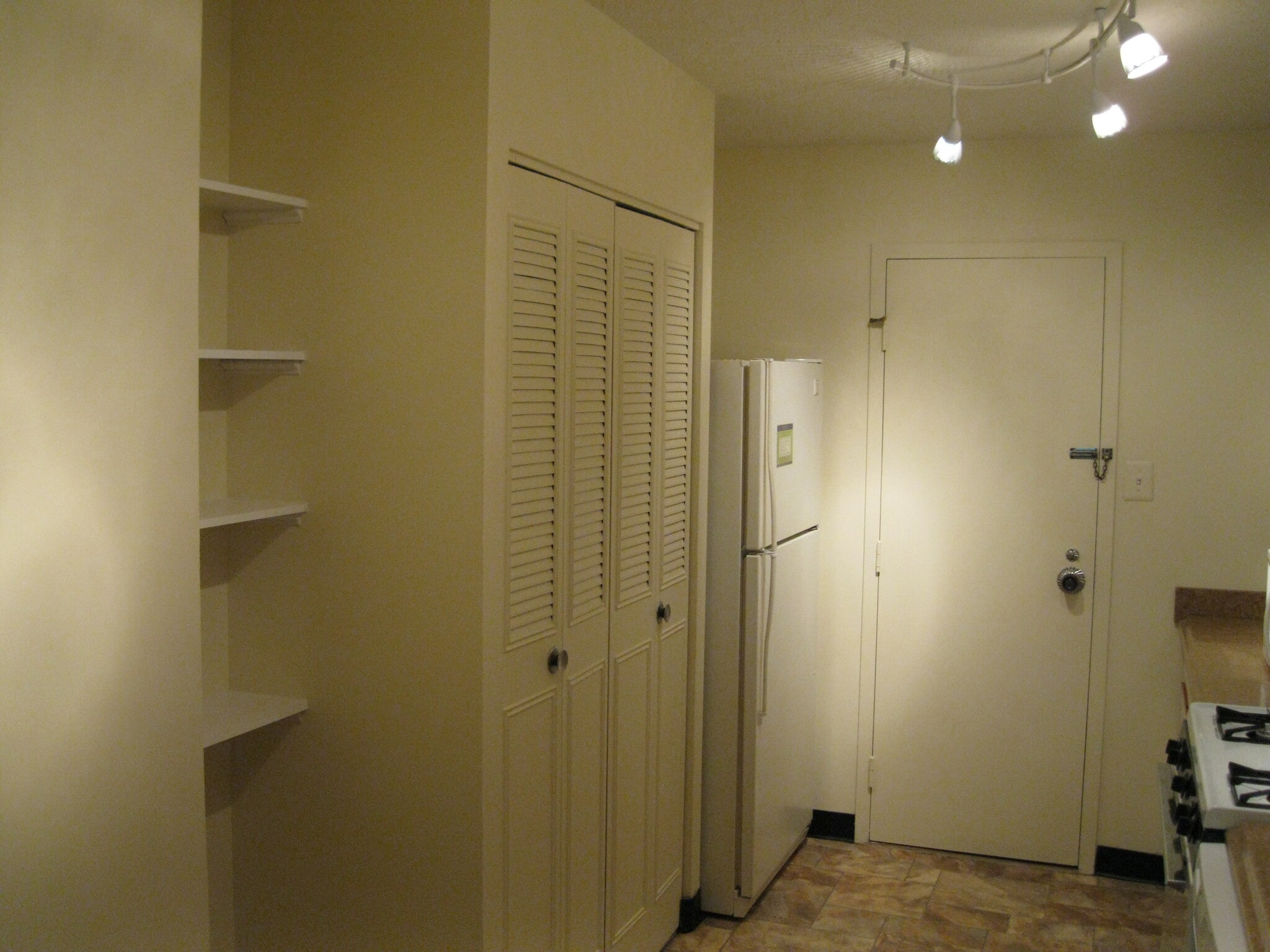 Kitchen - 4401 Roland Ave