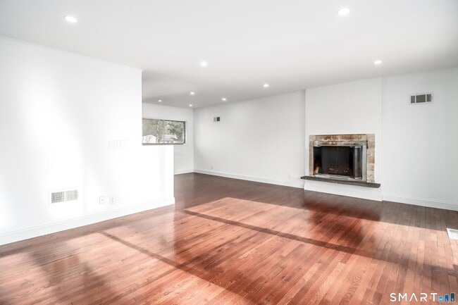 Building Photo - 8 Stonecrop Rd S