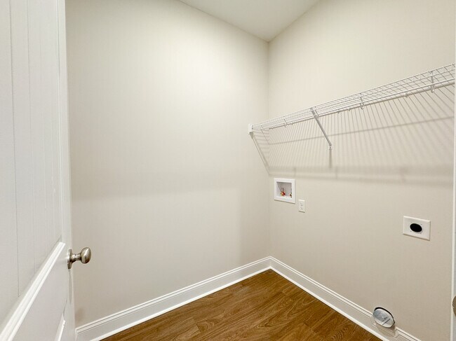 Building Photo - 102 Skye Dr