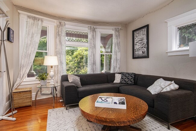 Building Photo - R0441