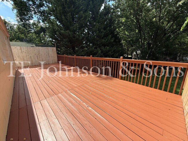 Building Photo - Charming 3-Bedroom Home with Screened Porc...