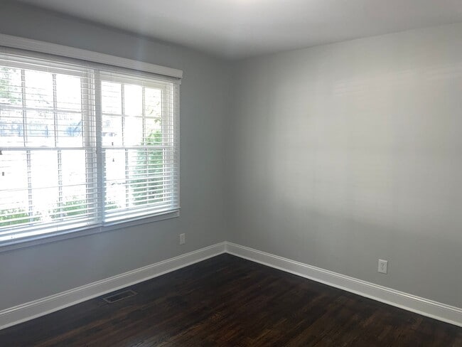 Building Photo - Beautifully Renovated Apartment in Wilmore...