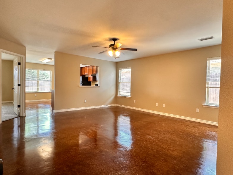 Building Photo - 5205 Graceland Dr