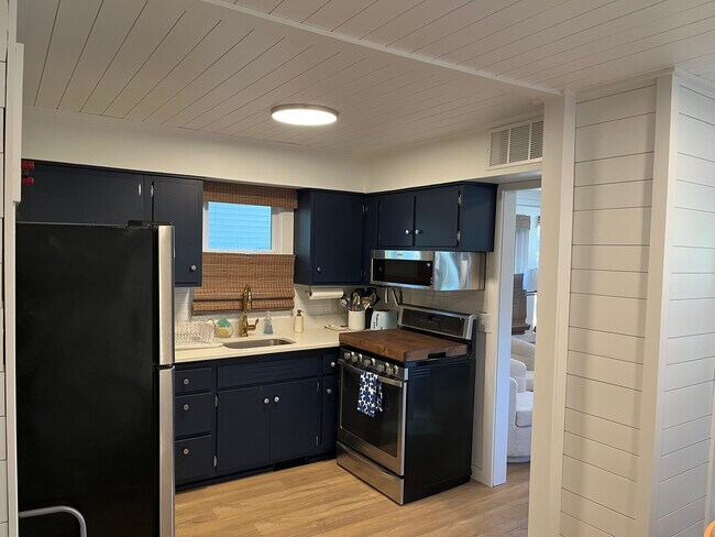 Building Photo - 3975 Sunset Dr