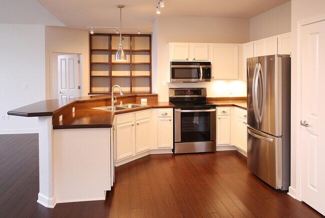 Building Photo - 4120 S Lake Dr