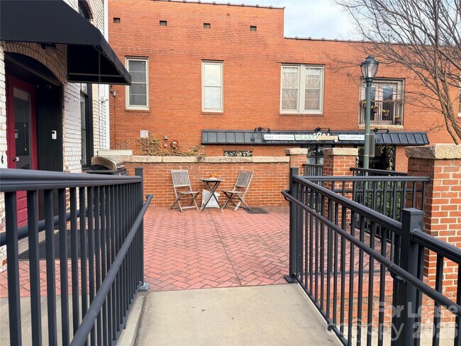 Building Photo - 113 N Main St