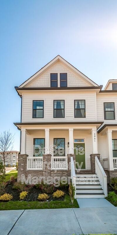 Primary Photo - 2061 Oakwood Avenue