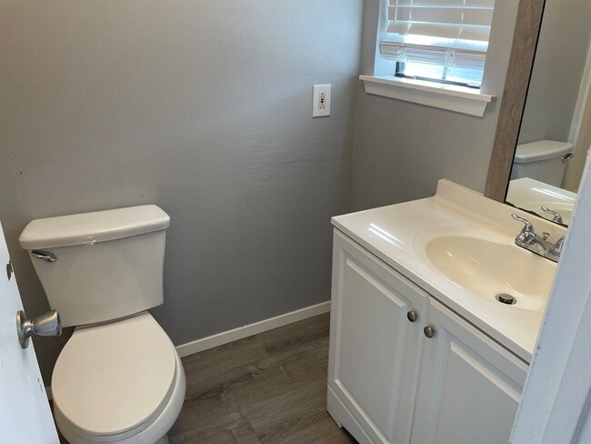 Building Photo - AVAILABLE FOR AUGUST PRE-LEASE. Spacious 2...