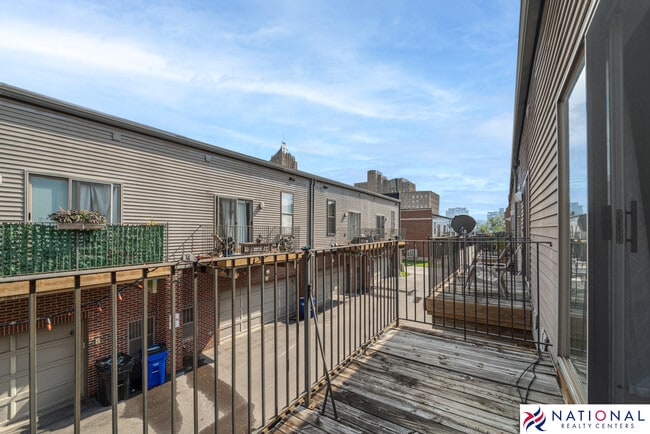 Building Photo - 10 W Bethune St