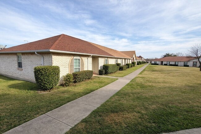 Building Photo - Stylish 2-Bedroom Townhome with Terrace & Resort-Style Amenities in Grand Prairie
