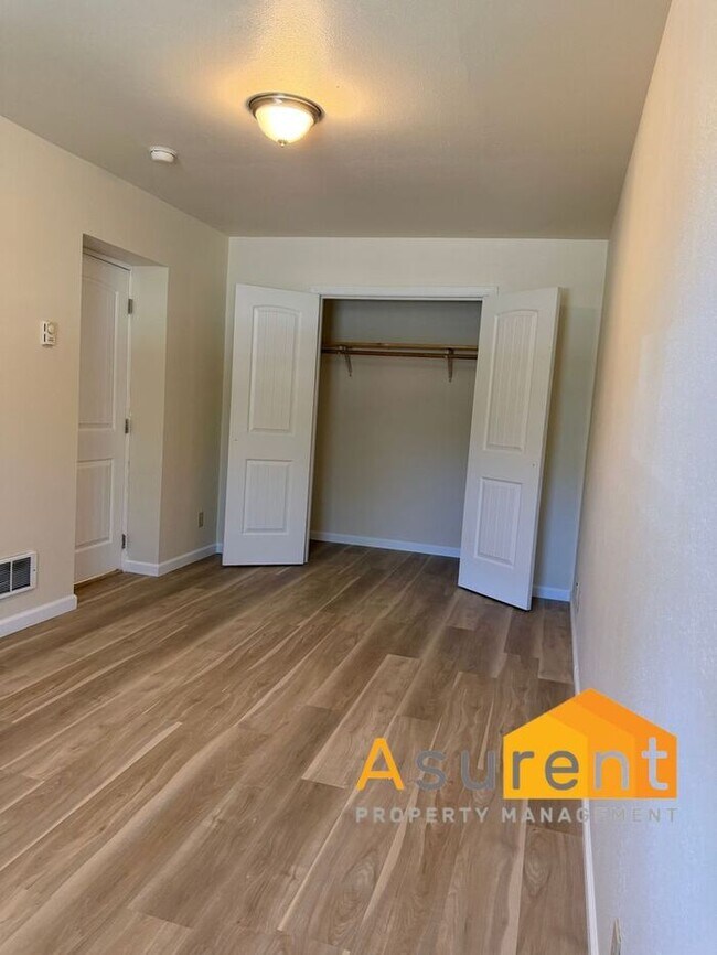 Building Photo - Refreshed 2-bedroom, 1-bath Duplex Unit in Grants Pass Available Now!