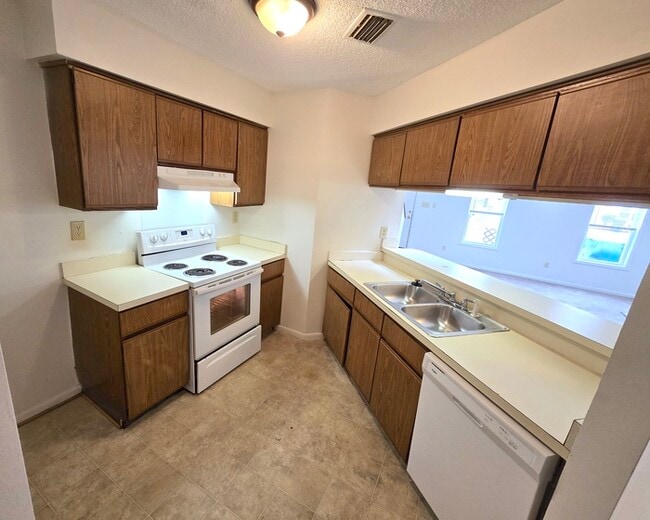 Building Photo - Awesome 3 Bed / 2 Bath Townhome with Open ...