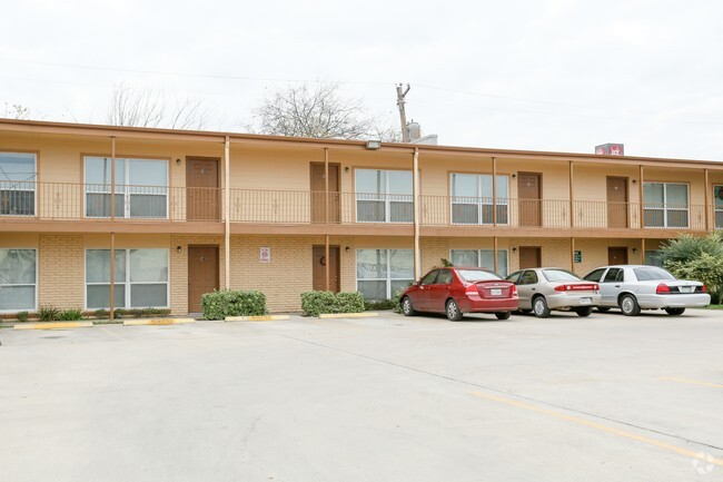Building Photo - Los Pinos Apartments