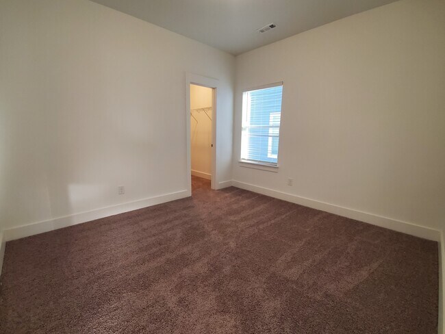 Building Photo - 220 Hermitage Point Dr